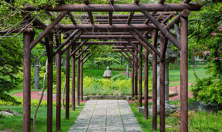 庭園・かぜテラス|樹々と水に囲まれ、時を超えたくつろぎを。